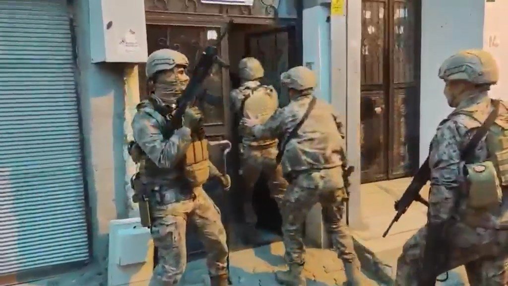 Ali LEYLAK/ŞANLIURFA, (DHA)-ŞANLIURFA merkezli 8 ilde terör örgütü DEAŞ'a yönelik