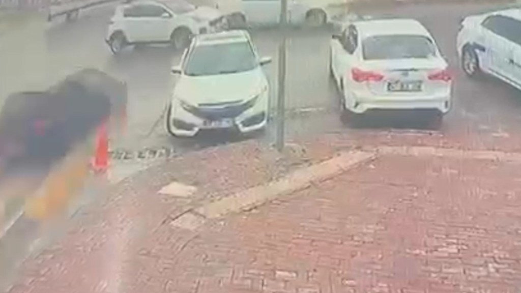 Şanlıurfa’da iki otomobilin çarpıştığı kaza kamerada; 3 yaralı Ali LEYLAK/ ŞANLIURFA, (DHA)- ŞANLIURFA’da kavşakta iki otomobilin çarpıştığı kazada