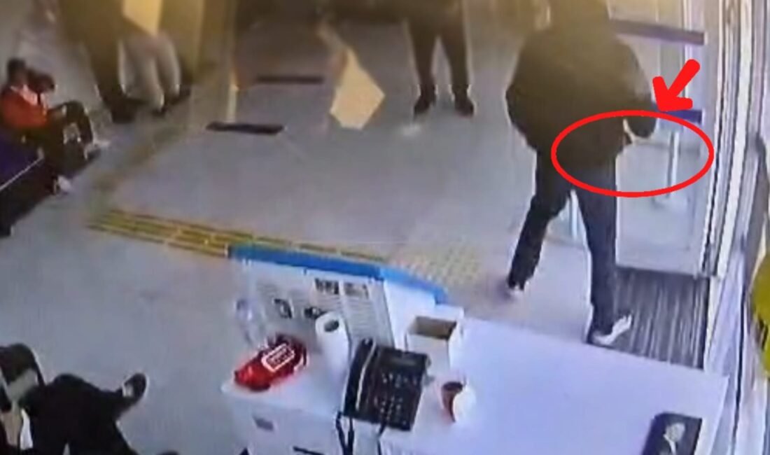 Soner AYDIN/ MERSİN, (DHA)- MERSİN'de yüzünü kar maskesiyle gizleyip, elinde