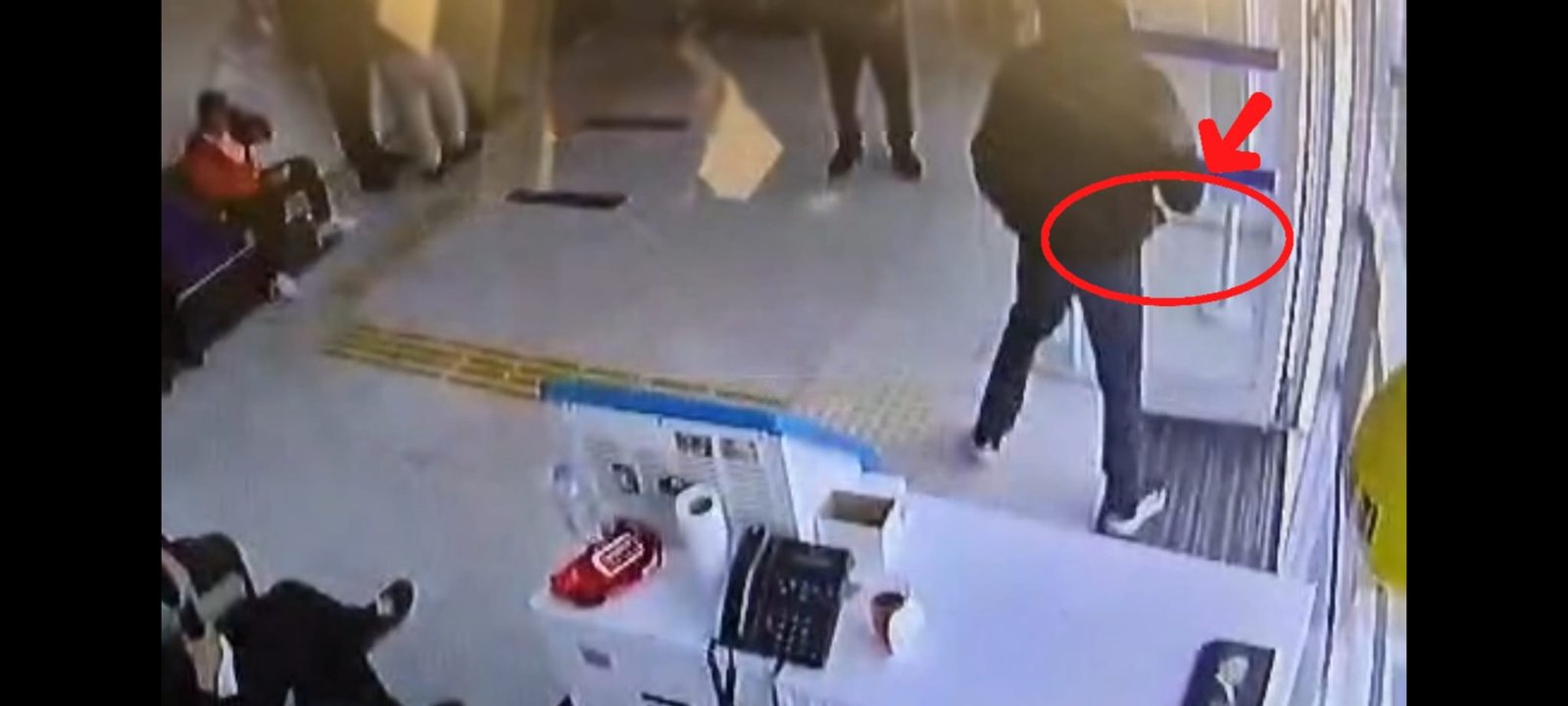Soner AYDIN/ MERSİN, (DHA)- MERSİN'de yüzünü kar maskesiyle gizleyip, elinde