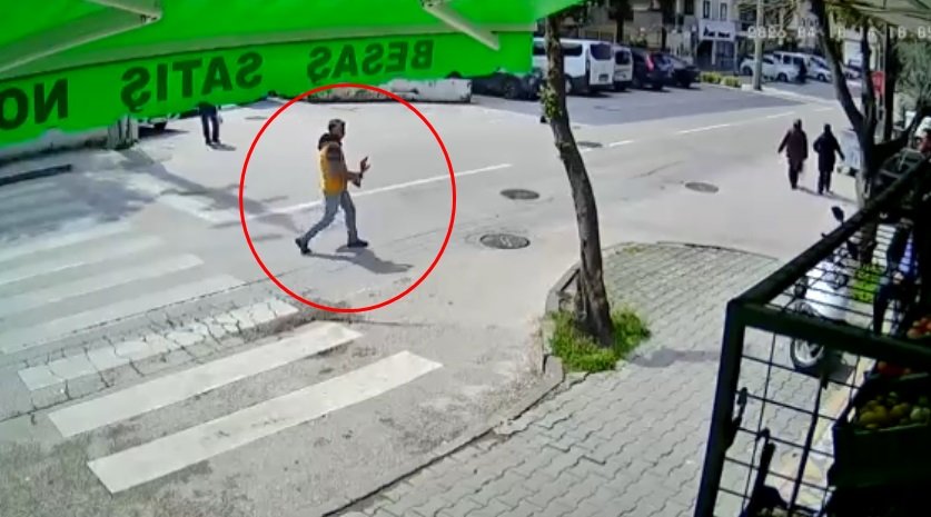 Şehidin kabrindeki minyatür heykeli çaldı; güvenlik kamerasına yakalandı Özgül ATABEY/MUDANYA (Bursa),(DHA)- BURSA’nın Mudanya ilçesinde, şehit Piyade Komando Üsteğmen