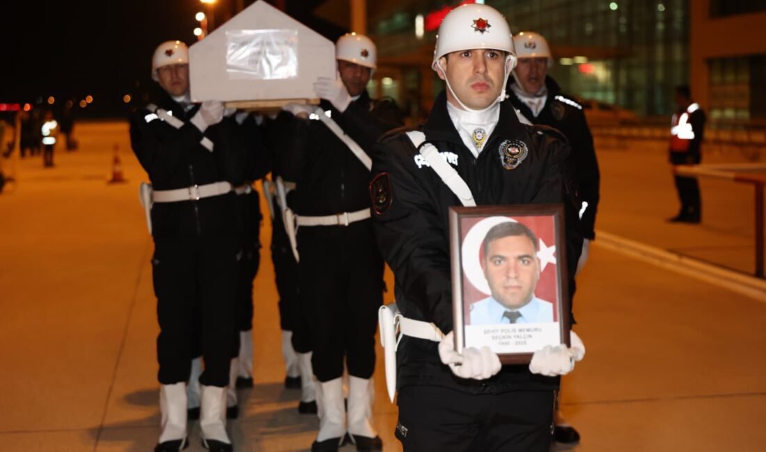 Tekin YALÇINKAYA/ ELAZIĞ, (DHA)- İSTANBUL Başakşehir’de polisleri taşıyan servis aracının