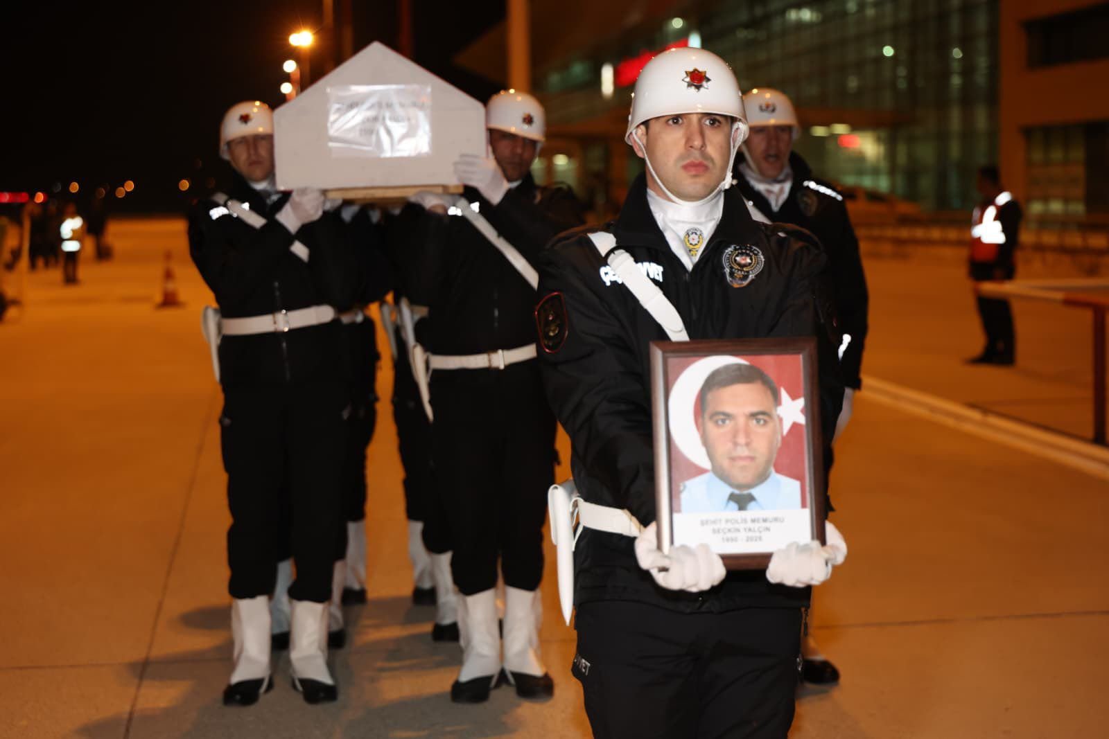 Tekin YALÇINKAYA/ ELAZIĞ, (DHA)- İSTANBUL Başakşehir’de polisleri taşıyan servis aracının