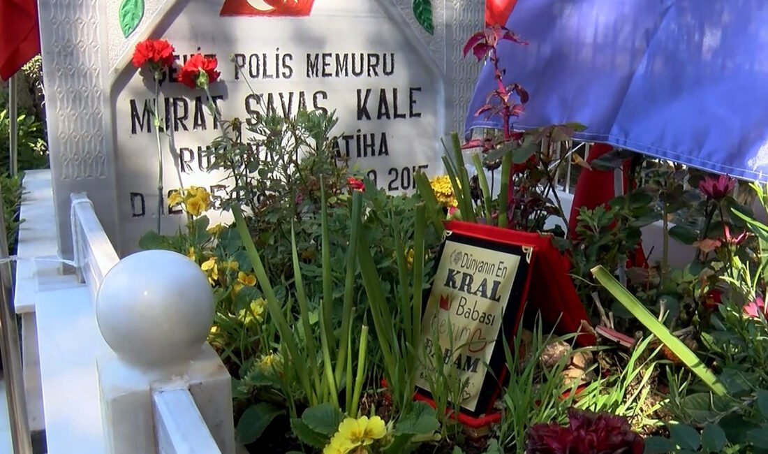 Şehit polisin mezarındaki ‘dünyanın en kral babası’ yazılı plaket duygulandırdı Anıl ATAR-Yaşar SERİNTÜRK/ADANA, (DHA)- ADANA’da Türk Polis Teşkilatı’nın kuruluşunun 181’inci