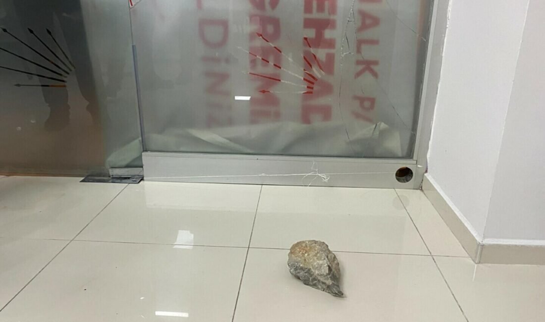 Ersan ERDOĞAN/MANİSA, (DHA)- MANİSA'nın Şehzadeler ilçesindeki CHP İlçe Başkanlığı binasına