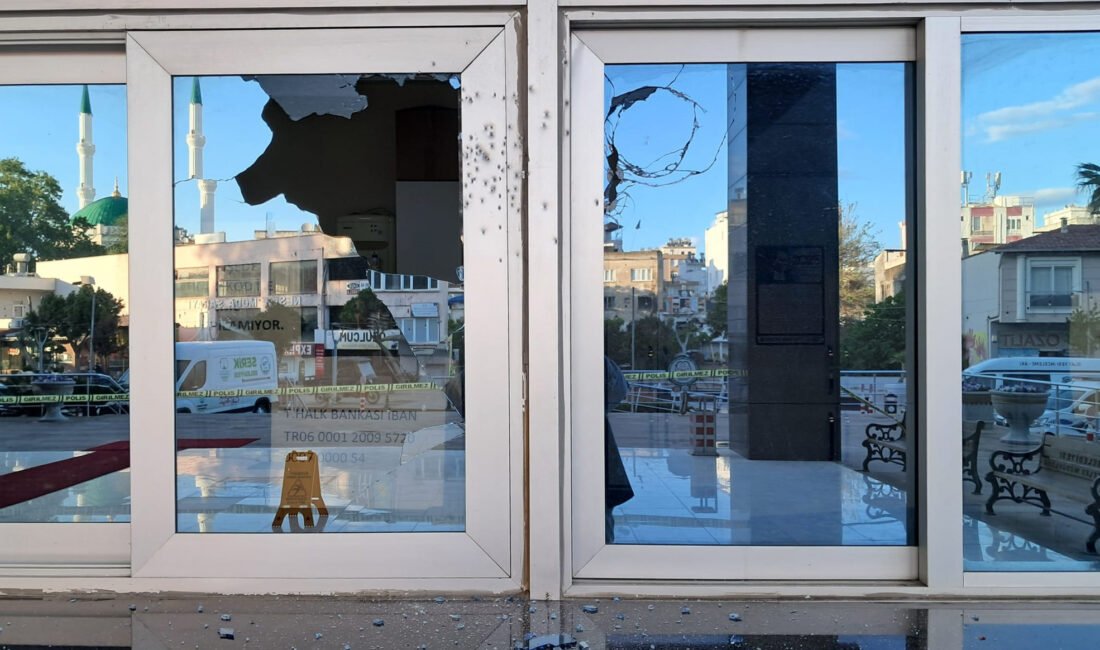 Namık Kemal KILINÇ/SERİK (DHA)- ANTALYA’nın Serik ilçesinde belediye binasına av