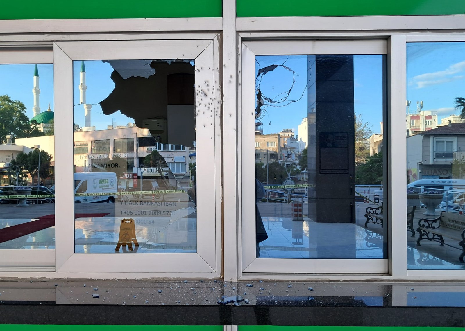 Namık Kemal KILINÇ/SERİK (DHA)- ANTALYA’nın Serik ilçesinde belediye binasına av