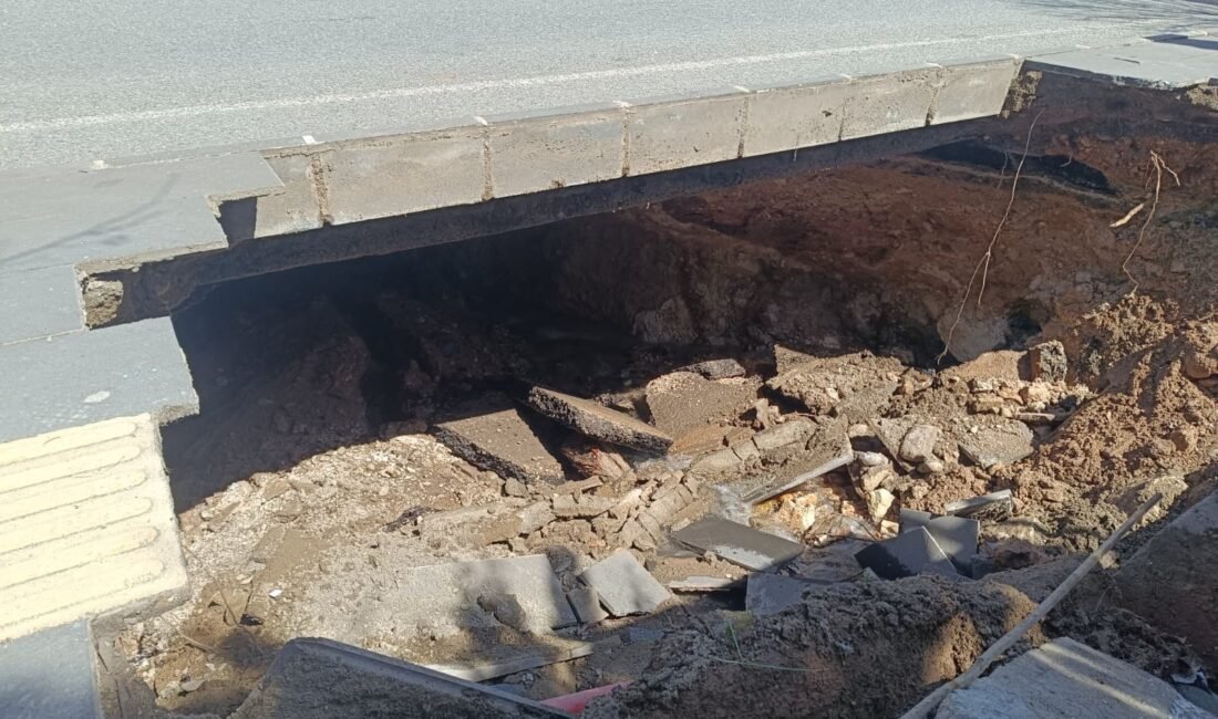 Akif ÖZALP/SİİRT, (DHA)- SİİRT'te altı boşalan kaldırımda meydana gelen çökme