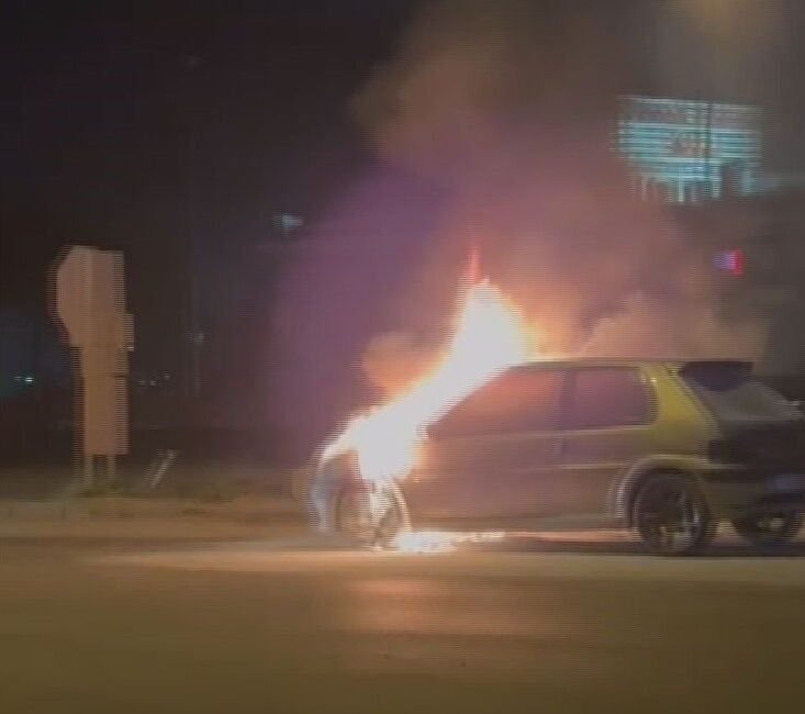 Uğur Samet AVCI, İSTANBUL,(DHA)- SİLİVRİ'de seyir halindeki otomobilden yükselen alevler