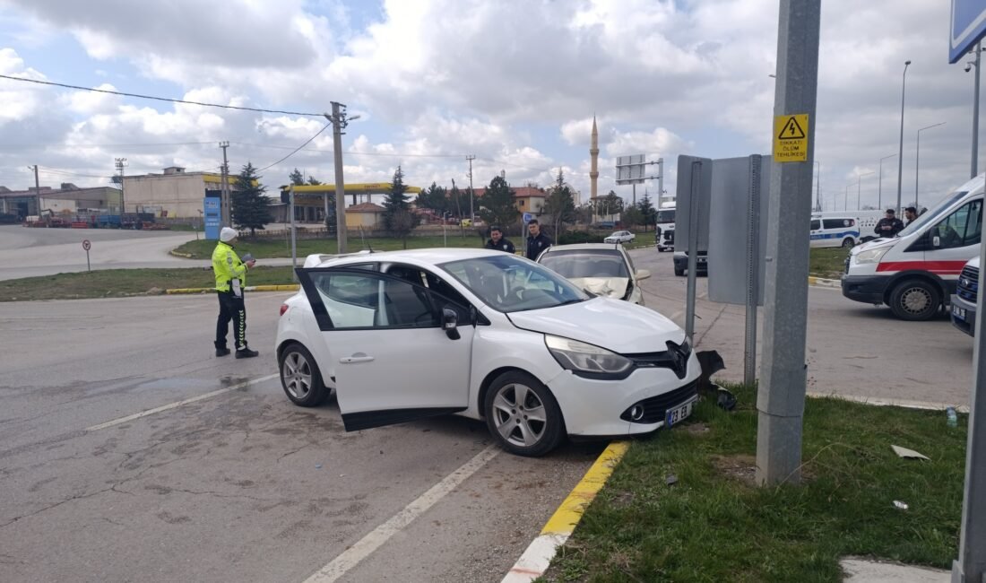 Yıldırım ŞİMŞEK/ŞARKIŞLA (Sivas), (DHA)- SİVAS’ın Şarkışla ilçesinde iki otomobilin çarpıştığı