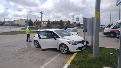 Yıldırım ŞİMŞEK/ŞARKIŞLA (Sivas), (DHA)- SİVAS’ın Şarkışla ilçesinde iki otomobilin çarpıştığı