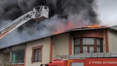 İsa ALMAÇAYIR/İSTANBUL,(DHA)-SULTANBEYLİ’de 2 katlı binanın çatısında bilinmeyen nedenle yangın çıktı.