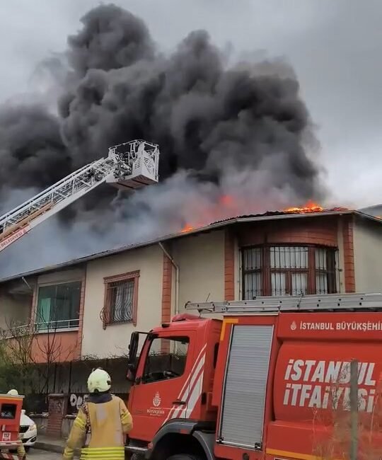 İsa ALMAÇAYIR/İSTANBUL,(DHA)-SULTANBEYLİ’de 2 katlı binanın çatısında bilinmeyen nedenle yangın çıktı.