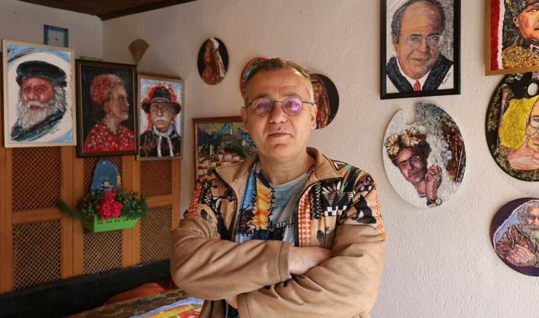 Tarihi semtte çay posasından portakal filesine, her şeyi esere dönüştürüyor Aziz ŞAHİN/MUĞLA, (DHA)- MUĞLA'da tarihi dokusuyla ünlü Saburhane semtinde makine