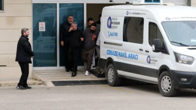 Adem AKALAN/ANTALYA, (DHA)- TATİL için geldiği Antalya'da ayaklarını soktuğu denizde