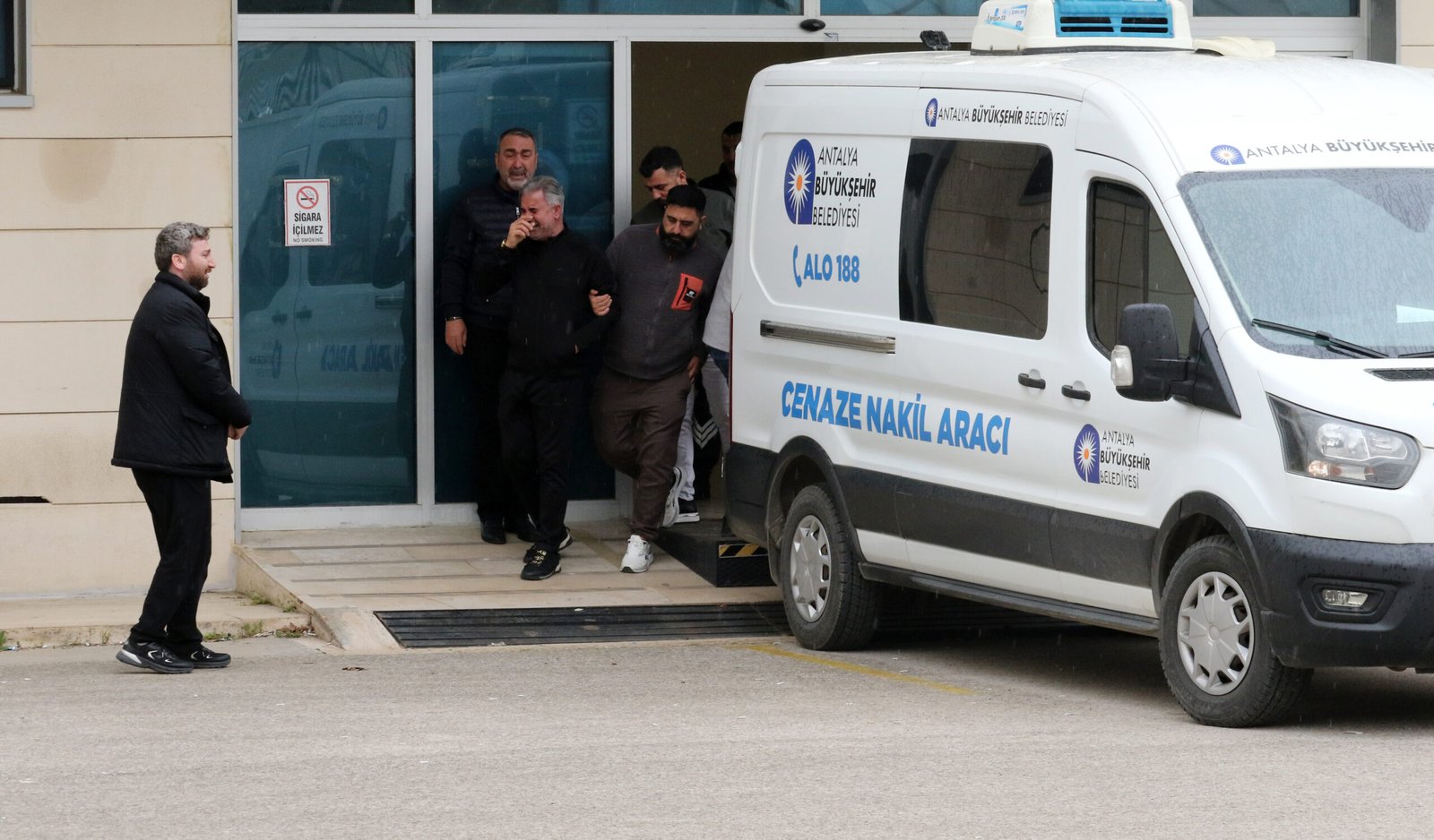 Adem AKALAN/ANTALYA, (DHA)- TATİL için geldiği Antalya'da ayaklarını soktuğu denizde