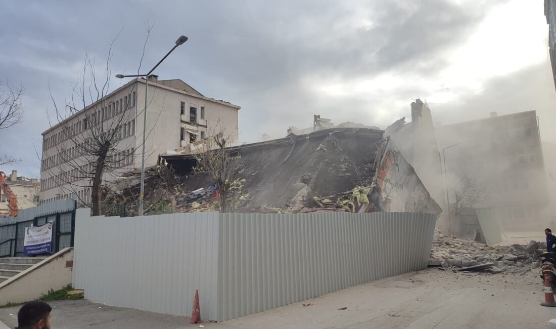 Ünsal YÜCEL/KEŞAN (Edirne), (DHA)- EDİRNE’nin Keşan ilçesinde bina yıkımı sırasında