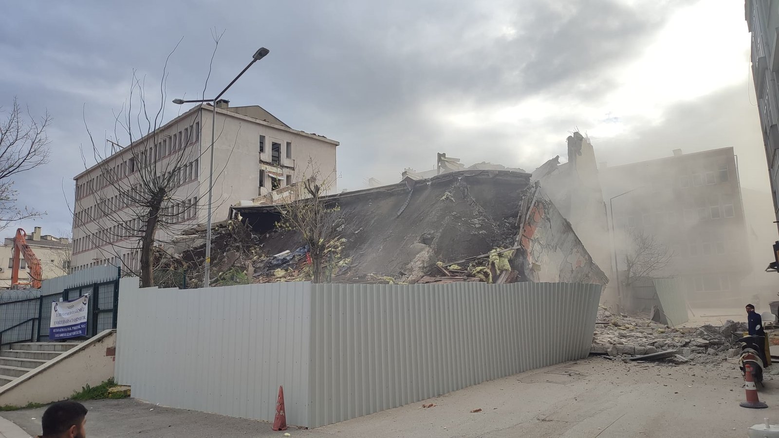 Ünsal YÜCEL/KEŞAN (Edirne), (DHA)- EDİRNE’nin Keşan ilçesinde bina yıkımı sırasında