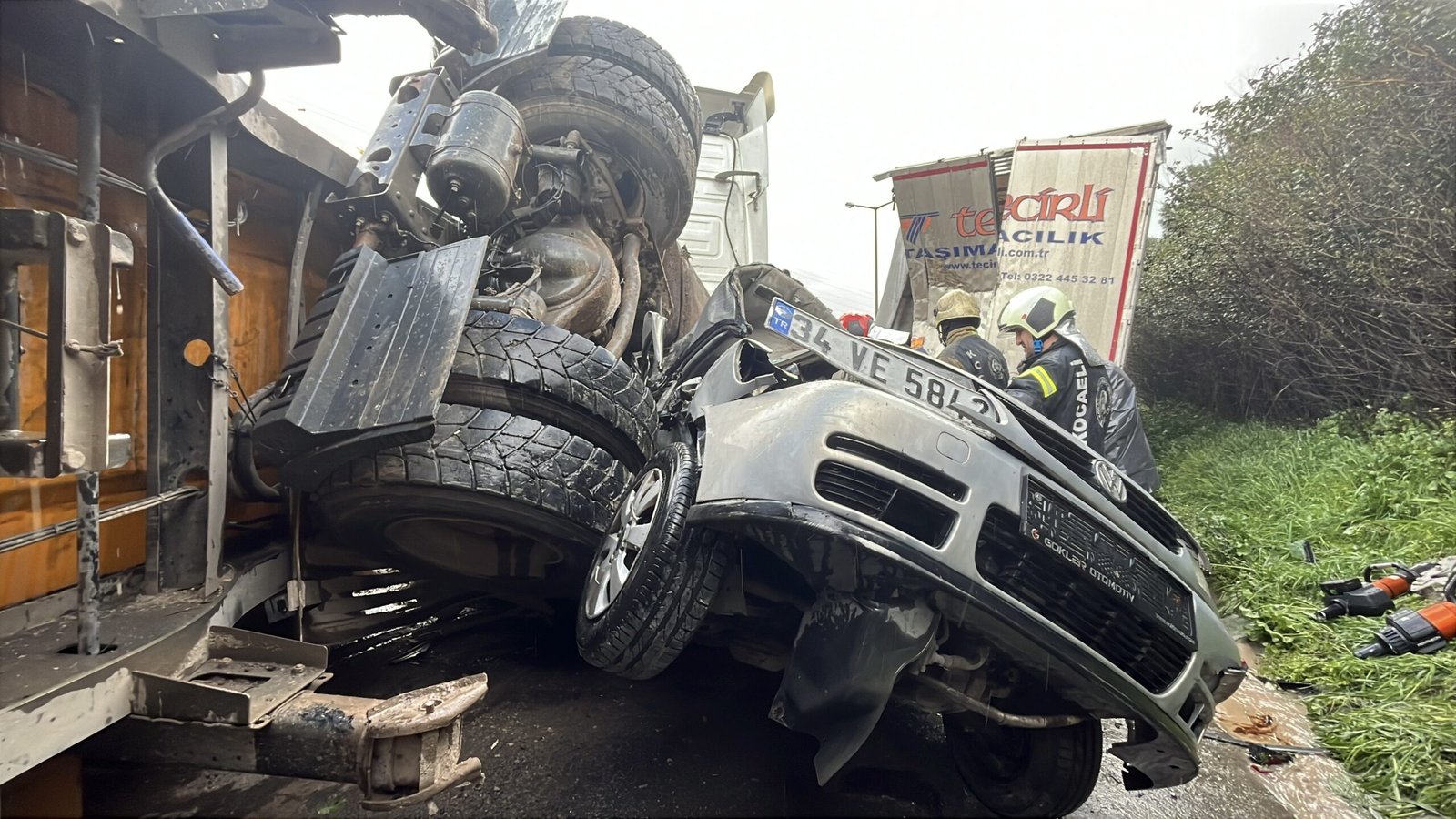 Ardacan UZUN/ İZMİT(Kocaeli), (DHA)- KOCELİ’de, TEM Otoyolu’nda 2 TIR, tanker