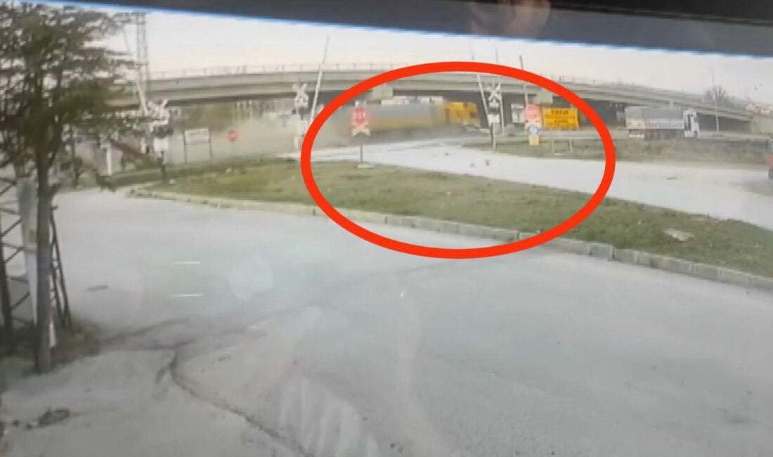 Ramazan KOÇ/ILGIN (Konya), (DHA)- KONYA'nın Ilgın ilçesinde TIR'ın çarptığı otomobilin