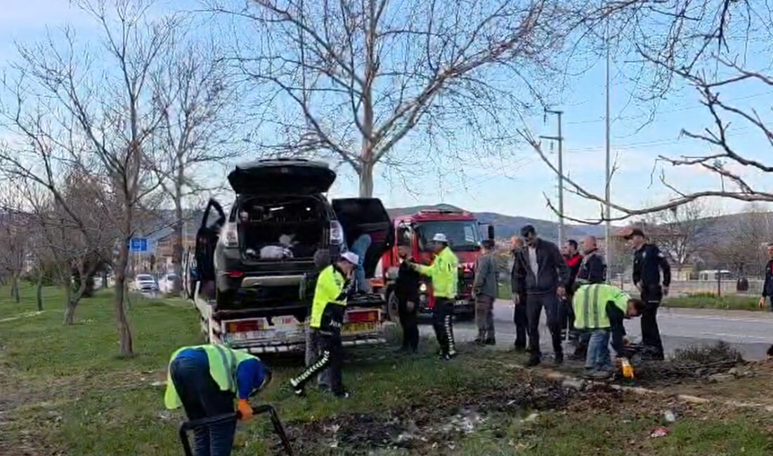 Fatih YILMAZ/ TOKAT, (DHA)- TOKAT'ın Turhal ilçesinde kontrolden çıkarak ağaca