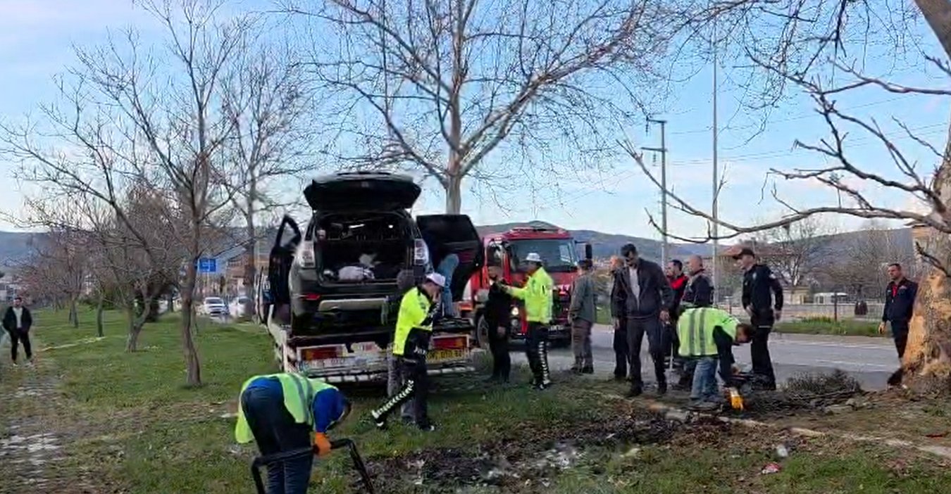 Fatih YILMAZ/ TOKAT, (DHA)- TOKAT'ın Turhal ilçesinde kontrolden çıkarak ağaca