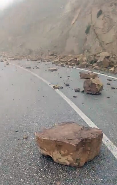 Fatih YILMAZ/TOKAT,(DHA)- TOKAT’ta yağış sonrası kayalık zeminin yumuşaması nedeniyle Hacıköy–Cambalık