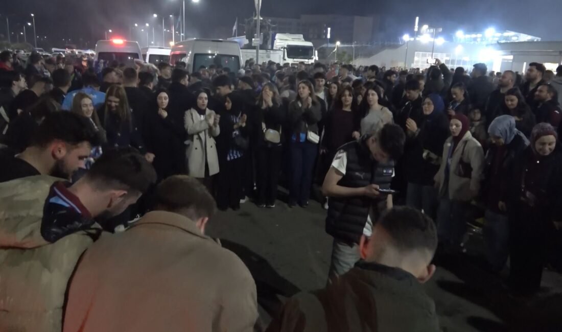 Trabzonsporlu taraftarlar Galatasaray galibiyetini kutladı Salim SARIKOÇ / TRABZON, (DHA)- TRABZONSPOR, Süper Lig’in 28'inci haftasında