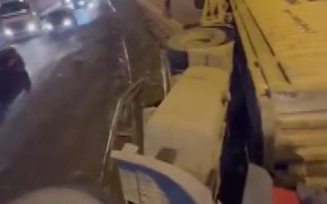 İSTANBUL, (DHA)- TUZLA, TEM Otoyolu'nda bariyerlere çarpan TIR devrildi. Kazanın