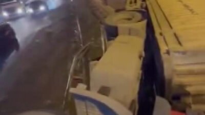 İSTANBUL, (DHA)- TUZLA, TEM Otoyolu'nda bariyerlere çarpan TIR devrildi. Kazanın