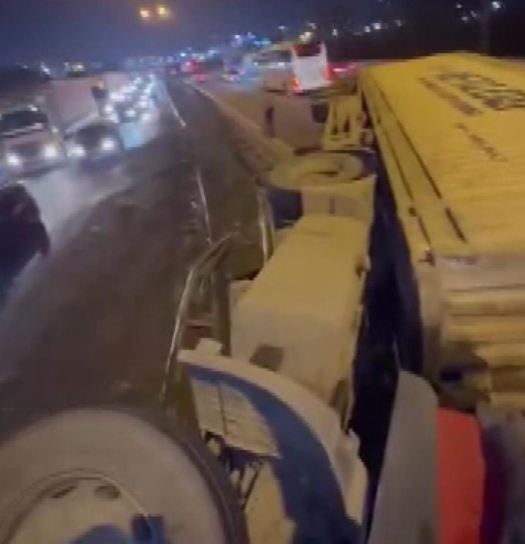 İSTANBUL, (DHA)- TUZLA, TEM Otoyolu'nda bariyerlere çarpan TIR devrildi. Kazanın