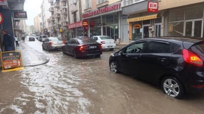 Ünsal YÜCEL/UZUNKÖPRÜ (Edirne), (DHA)- EDİRNE'nin Uzunköprü ilçesinde sağanak nedeniyle yollar