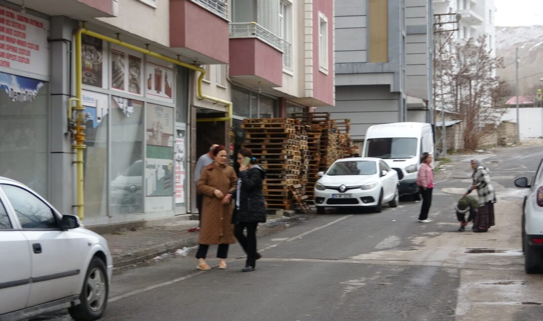 BAZI VATANDAŞLAR SOKAKLARA ÇIKTI Van’ın Tuşba ilçesinde meydana gelen 5.2
