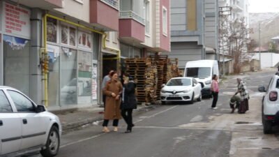 BAZI VATANDAŞLAR SOKAKLARA ÇIKTI Van’ın Tuşba ilçesinde meydana gelen 5.2