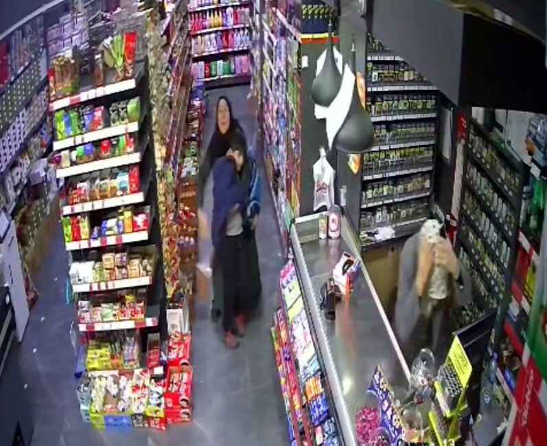 ÇOCUĞUNU SARILARAK KORUMAYA ÇALIŞTI Van'ın Tuşba ilçesinde meydana gelen 5,2