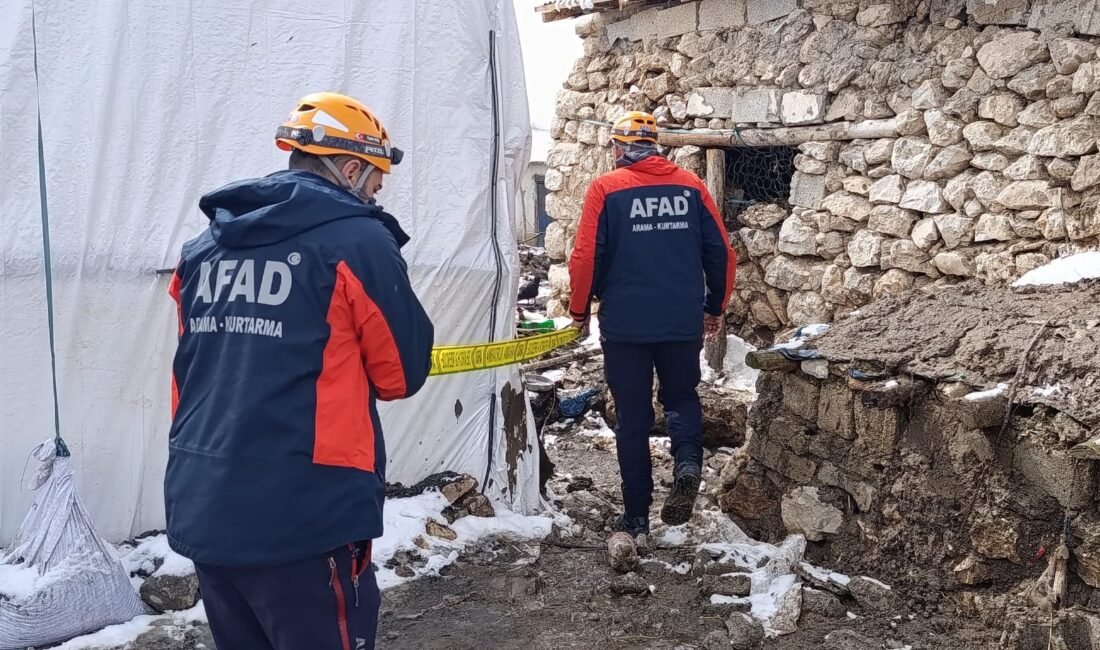 AFAD EKİPLERİ SAHADA Van'ın Tuşba ilçesinde meydana gelen 5.2 büyüklüğündeki