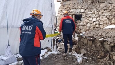 AFAD EKİPLERİ SAHADA Van'ın Tuşba ilçesinde meydana gelen 5.2 büyüklüğündeki