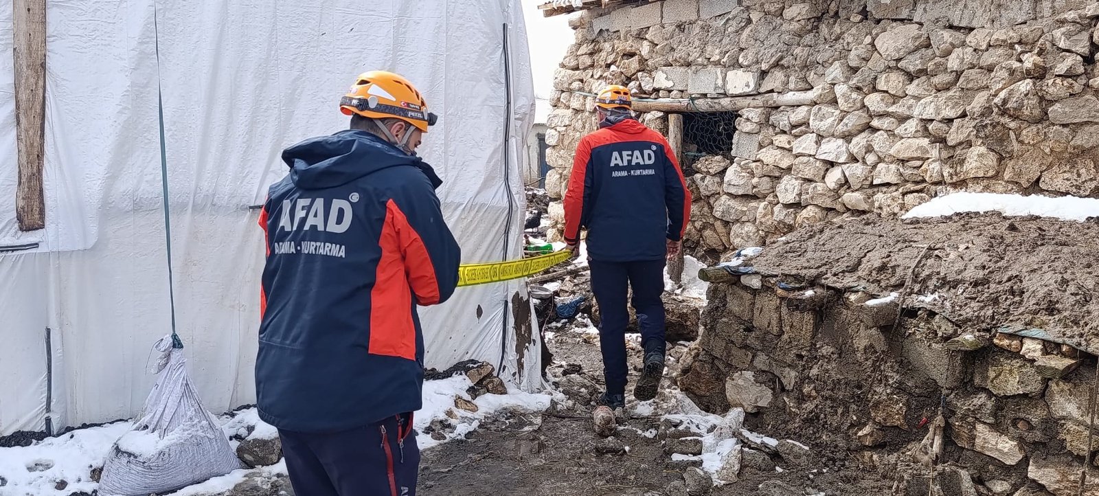AFAD EKİPLERİ SAHADA Van'ın Tuşba ilçesinde meydana gelen 5.2 büyüklüğündeki