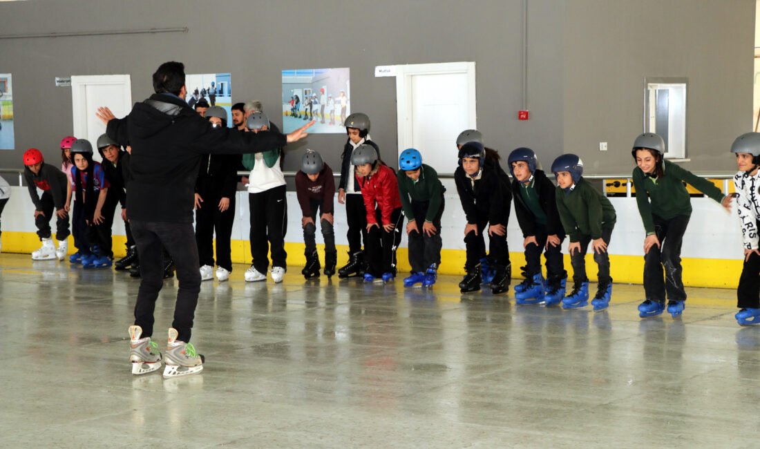 Van’da bir yılda 10 bin öğrenciye buz pateni eğitimi verildi Behçet DALMAZ/VAN, (DHA)- VAN’ın İpekyolu ilçesinde belediyeye ait sentetik buz
