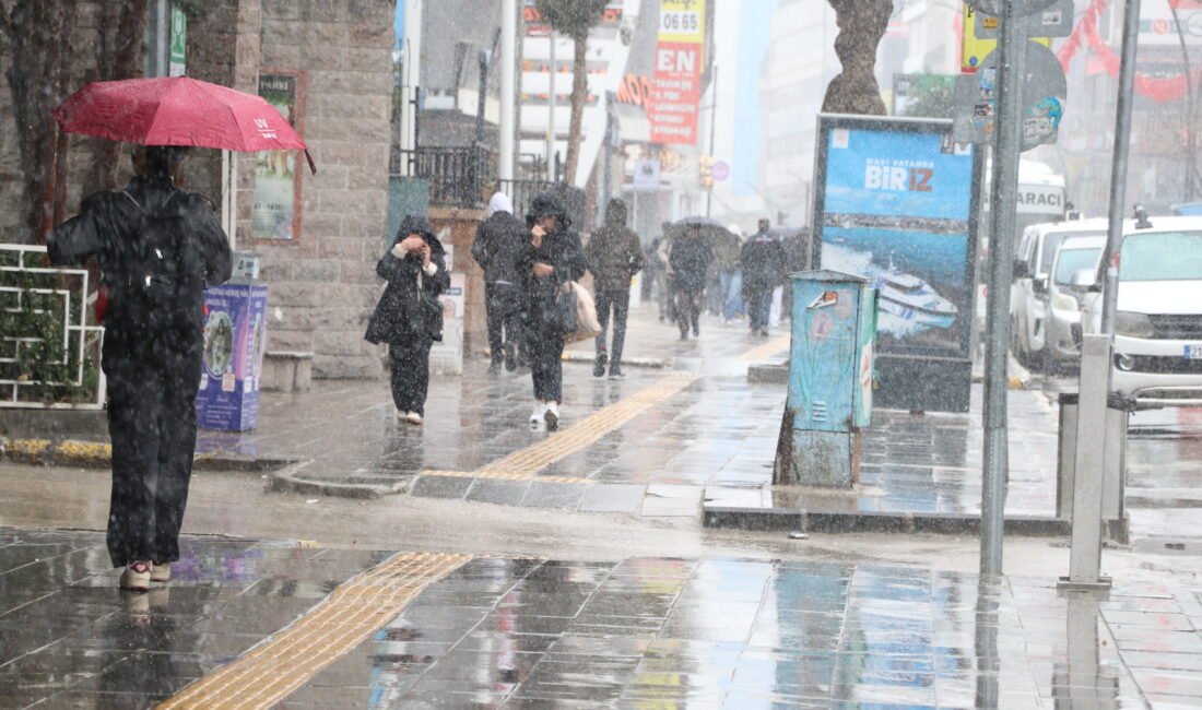 Behçet DALMAZ/VAN, (DHA)- VAN'da nisan ayında kar yağışı etkili oldu.