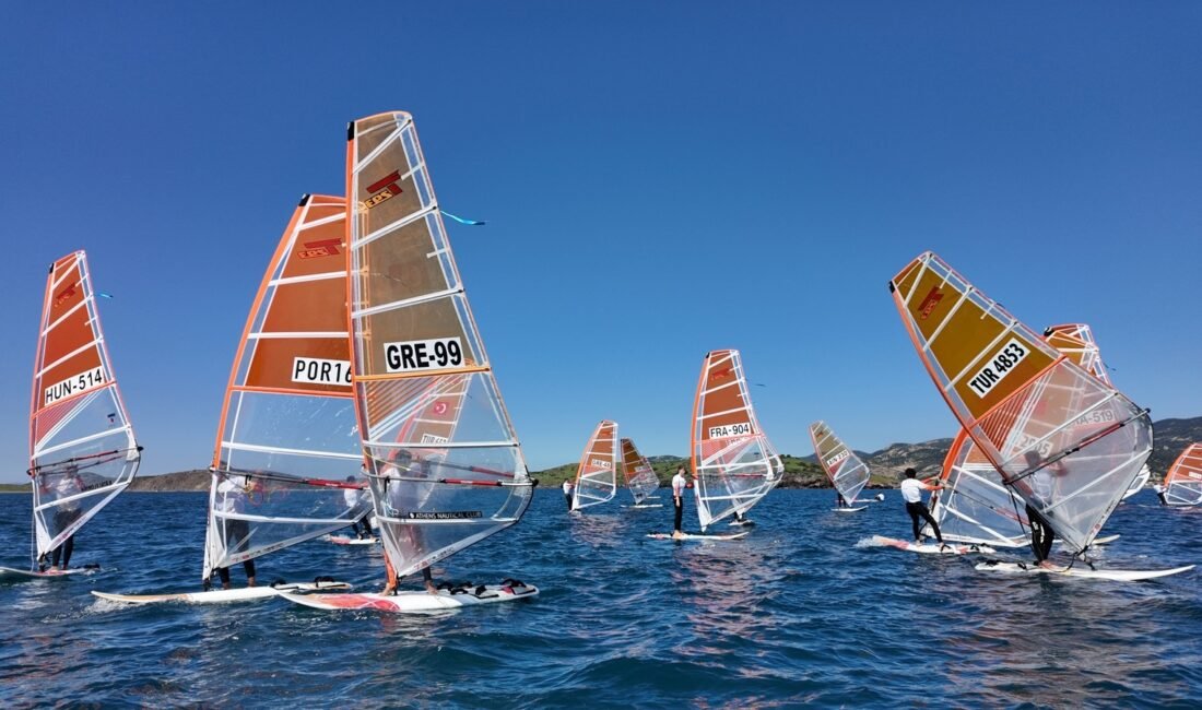 Seyfi GÜL / FOÇA (İzmir) (DHA)- RÜZGAR sörfünde Techno 293