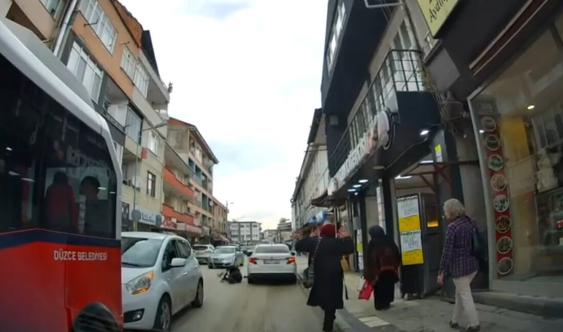 Musa KESKİN/DÜZCE, (DHA)- DÜZCE’de, otomobilin çarptığı yaya yaralanırken, kazaya neden