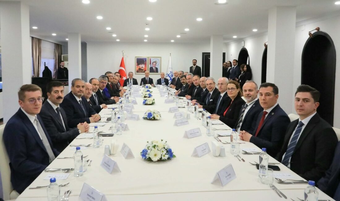 YÖK Başkanı Özvar, İzmir’de Ege Bölgesi’ndeki üniversitelerin rektörleriyle bir araya geldi Seza Nur ALPDÜNDAR/İZMİR,(DHA)-YÜKSEKÖĞRETİM Kurulu (YÖK) Başkanı Erol Özvar, Ege Bölgesi'ndeki