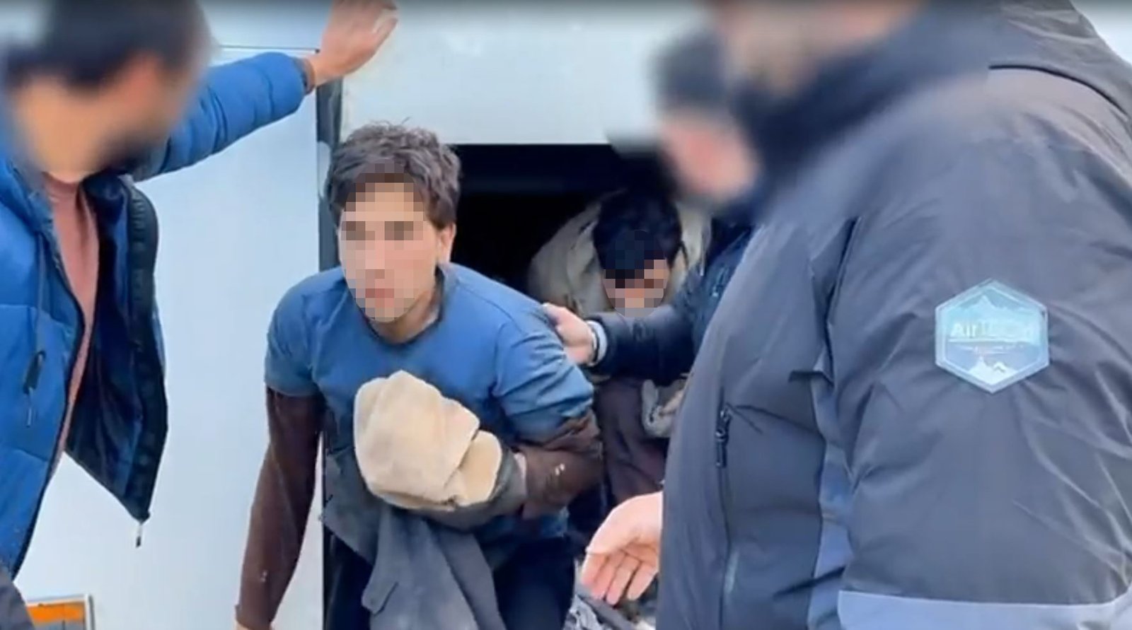 Harun GÖKÇEOĞLU/YOZGAT, (DHA)- YOZGAT'ta yolcu otobüsünün bagajında 53 kaçak göçmen