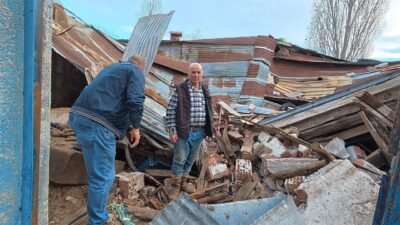 Harun GÖKÇEOĞLU/YOZGAT, (DHA)-YOZGAT'ta büyükbaş hayvanların sağımı sırasında ahırın çatısı çöktü;