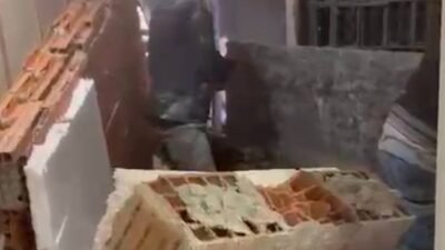 Baran AKKAYA/İSTANBUL,(DHA)-ZEYTİNBURNU’nda bir inşaatta yapılan beton dökme işlemi sırasında yandaki
