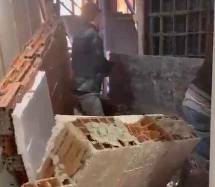 Zeytinburnu’nda inşaatta yapılan beton dökme işlemi sırasında yandaki binanın duvarı çöktü Baran AKKAYA/İSTANBUL,(DHA)-ZEYTİNBURNU’nda bir inşaatta yapılan beton dökme işlemi sırasında yandaki