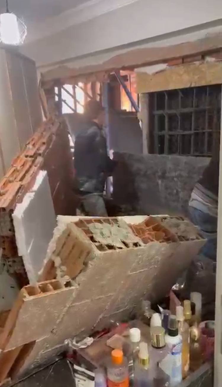 Baran AKKAYA/İSTANBUL,(DHA)-ZEYTİNBURNU’nda bir inşaatta yapılan beton dökme işlemi sırasında yandaki