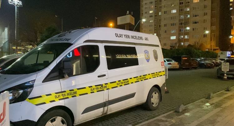 Zeytinburnu’nda kızını silahla öldürüp, eski eşini ağır yaralayan şüpheli kaçtı Baran AKKAYA/İSTANBUL,(DHA)- ZEYTİNBURNU'nda Ercan Ş.(53), 1 yıl önce boşandığı eski