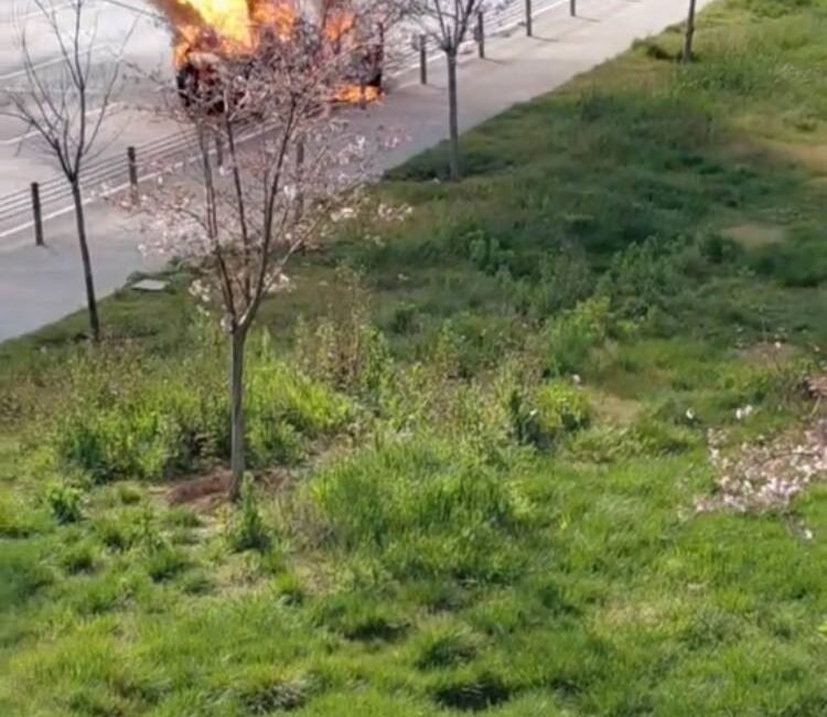 Baran AKKAYA/İSTANBUL,(DHA)-ZEYTİNBURNU’nda seyir halindeki otomobilden yükselen alevler kısa sürede büyüyerek